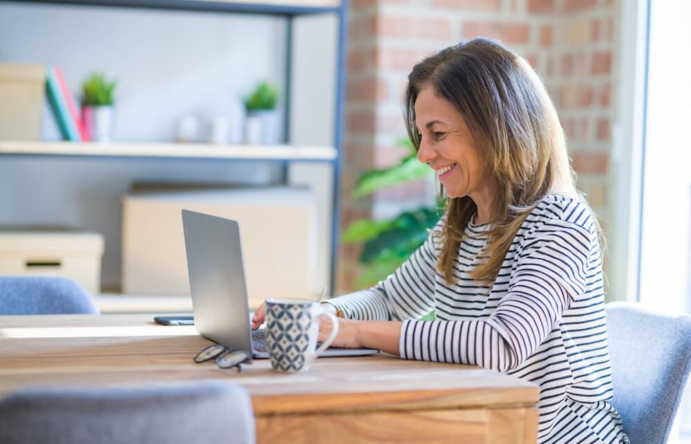 Woman In Office Aspect Ratio 560 360